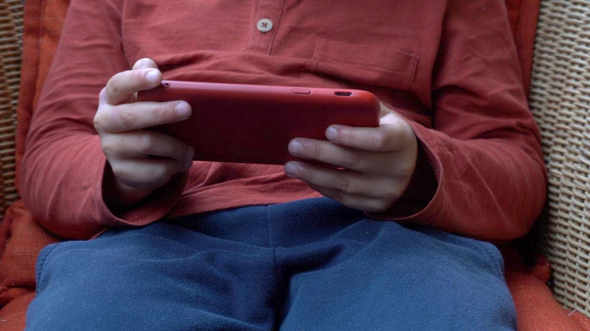 Bambini troppo digitali lallarme dei pediatri quali sono i rischi per corpo e mente