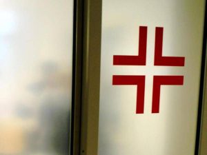 Calci e pugni a fidanzata per foto su Instagram, arrestato 39enne
