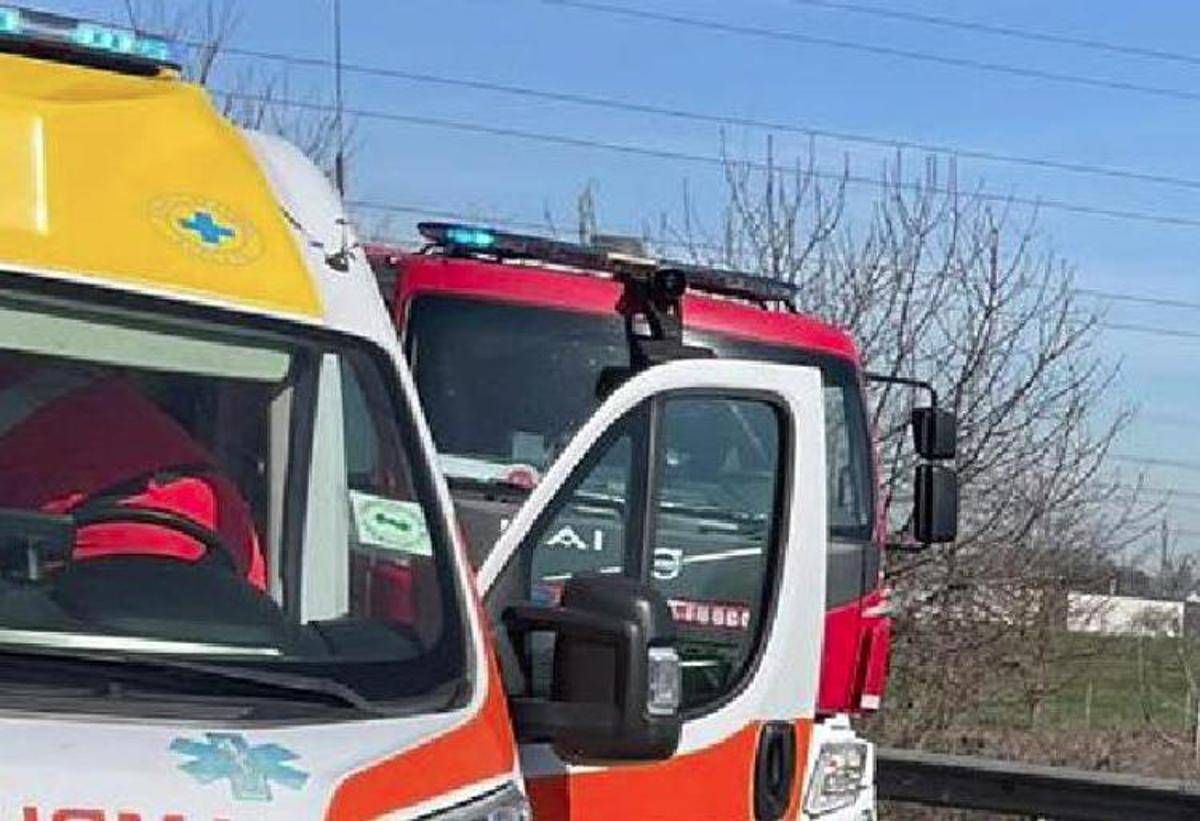 Scontro tra bus pieno di studenti e unauto ad Arignano un morto e una ventina di contusi