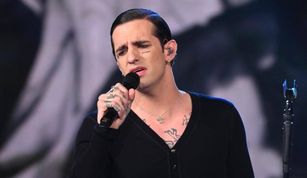 Achille Lauro difende Mengoni da critiche look: “Rispettare scelte artistiche”