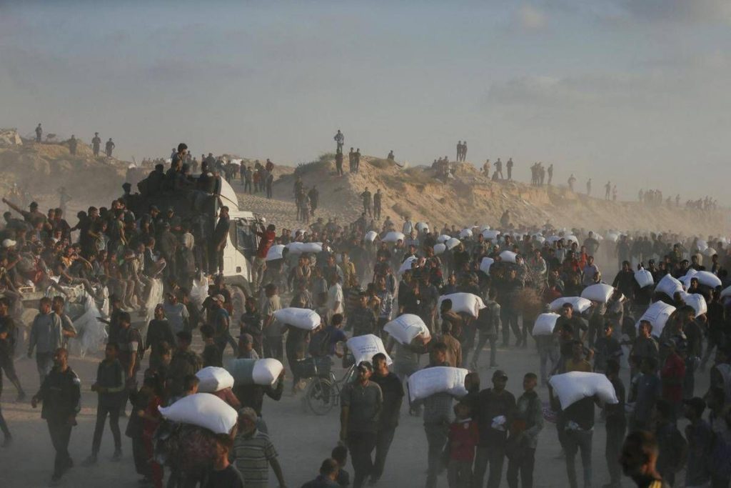 Gaza, media: “Uccisi 9 palestinesi in coda per gli aiuti”