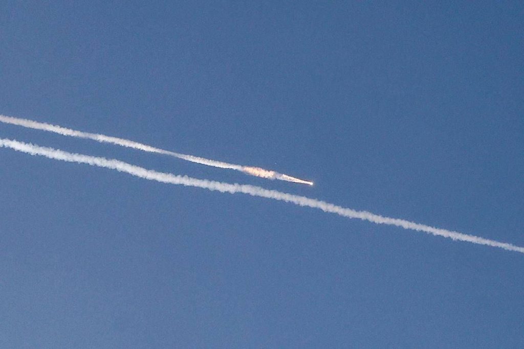 Israele-Iran, Trump: “Tregua iniziata”. Missili di Teheran nella notte, morti e feriti a Be’er Sheva
