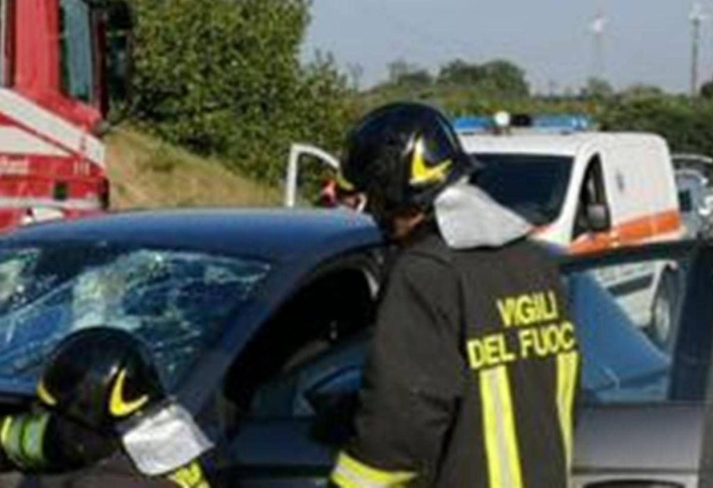 Scontro mortale in A1 tra auto e furgone: perdono la vita moglie e marito, gravi i figli