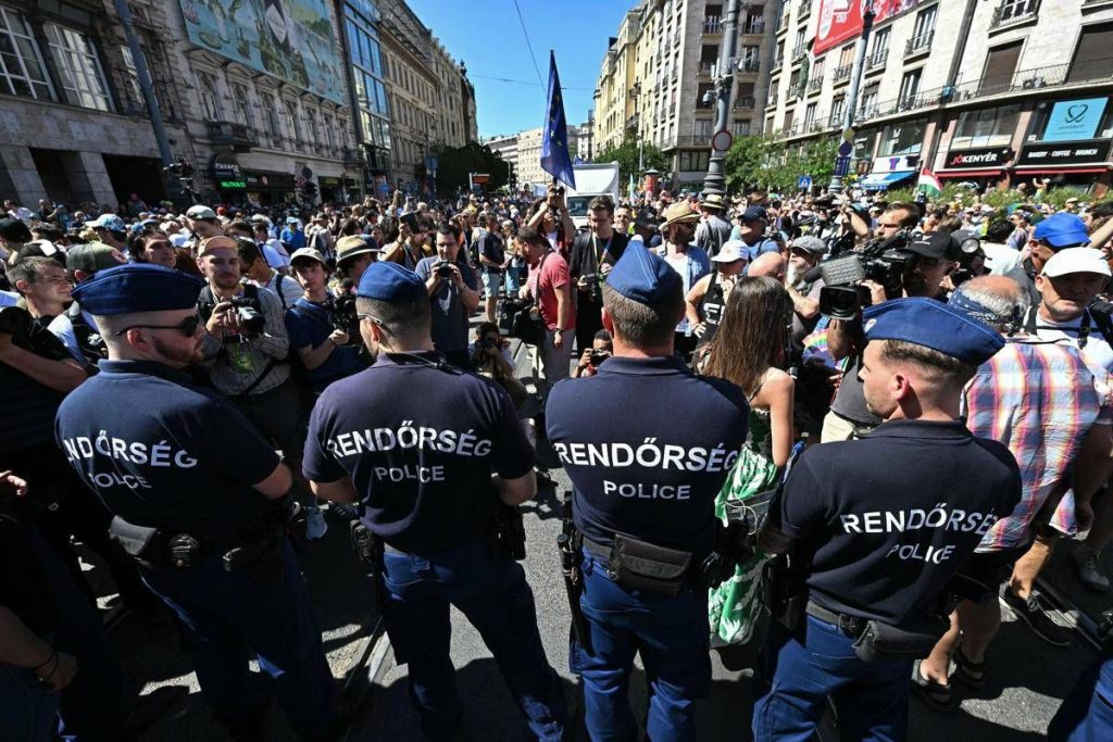 Ungheria, decine di migliaia di persone al Pride di Budapest sfidano il divieto di Orban