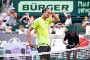 Zverev, imprevisto ad Halle: interrompe il match con Cobolli e corre in bagno – Il video