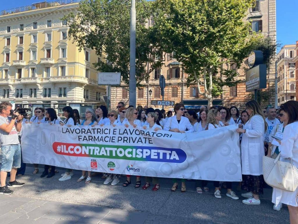 Farmacie, dipendenti in protesta a Roma: “Umiliati, vogliamo stipendi dignitosi”