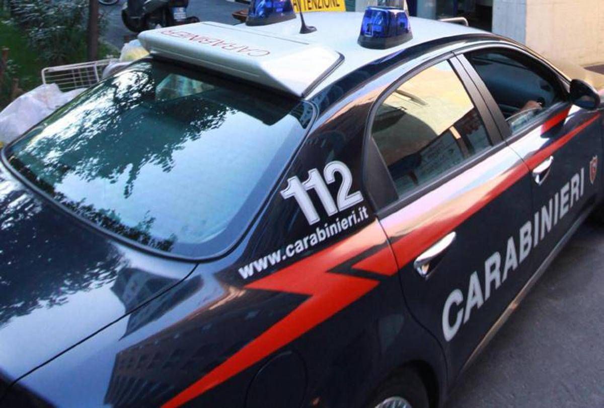 Lite nel parcheggio finisce a martellate carabinieri evitano il peggio