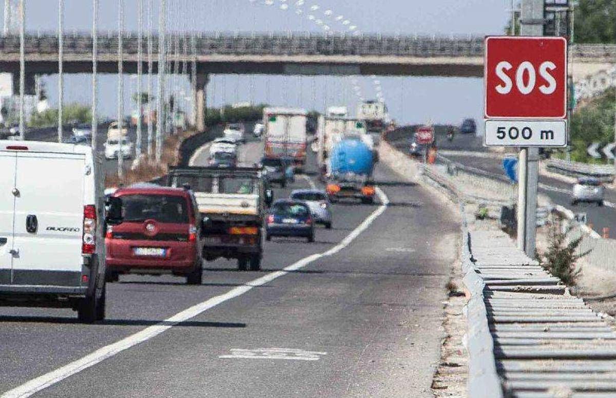 A piedi di corsa sul Grande Raccordo Anulare uomo salvato da due poliziotti