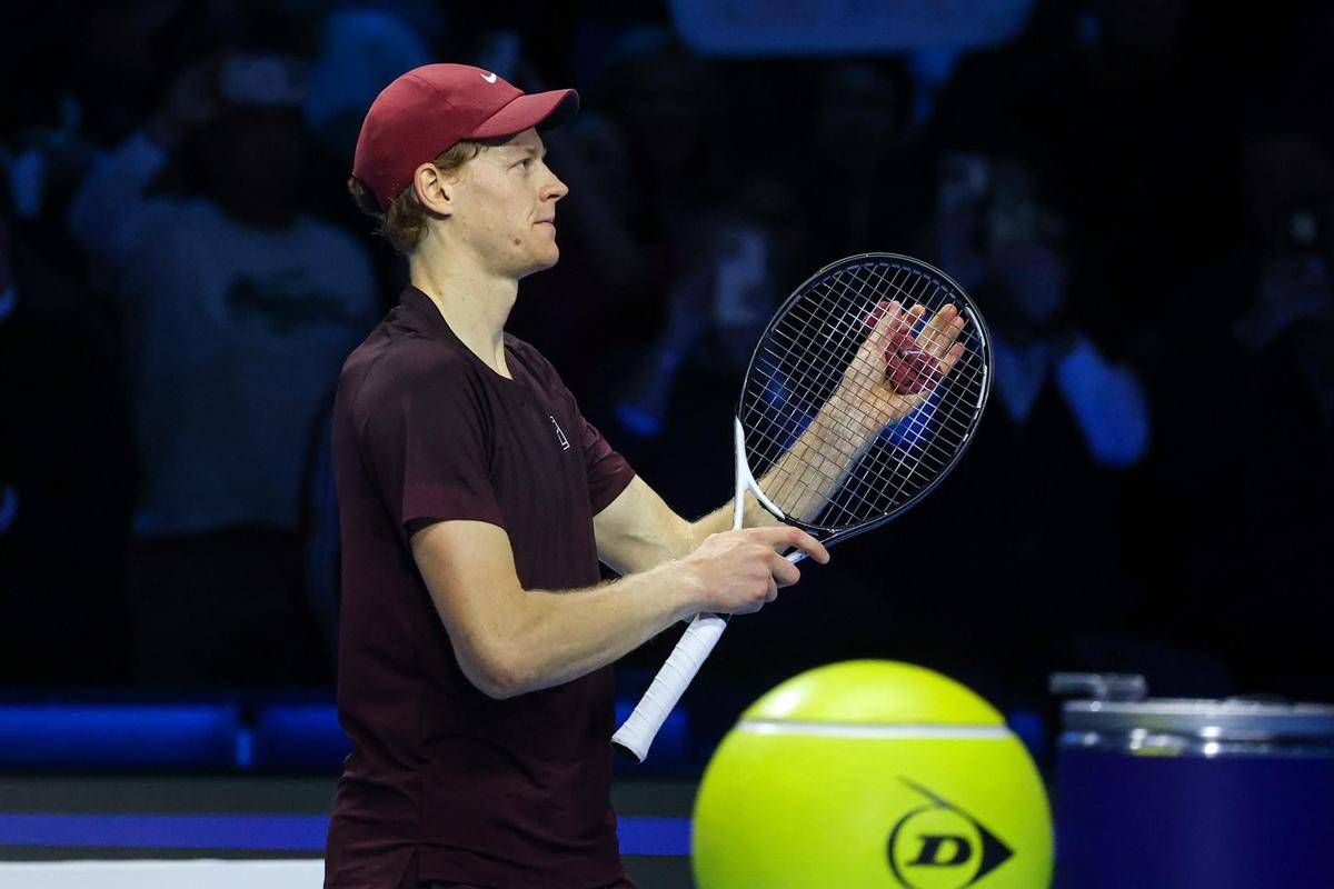 Atp Finals Sinner serve troppo forte e. rompe la racchetta contro Shelton