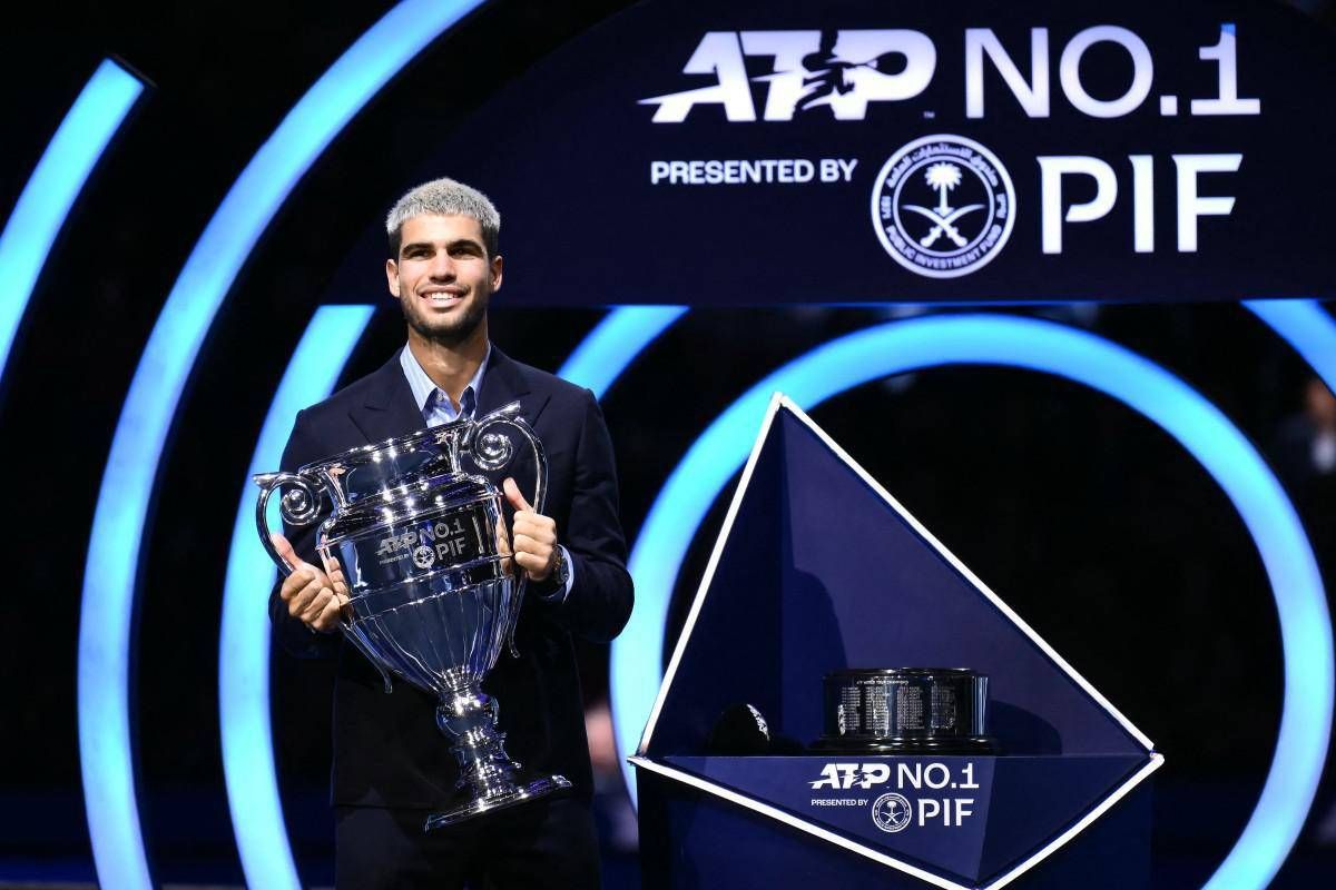 Atp Finals gioca Sinner ma. viene premiato Alcaraz. A Carlos la coppa del numero uno