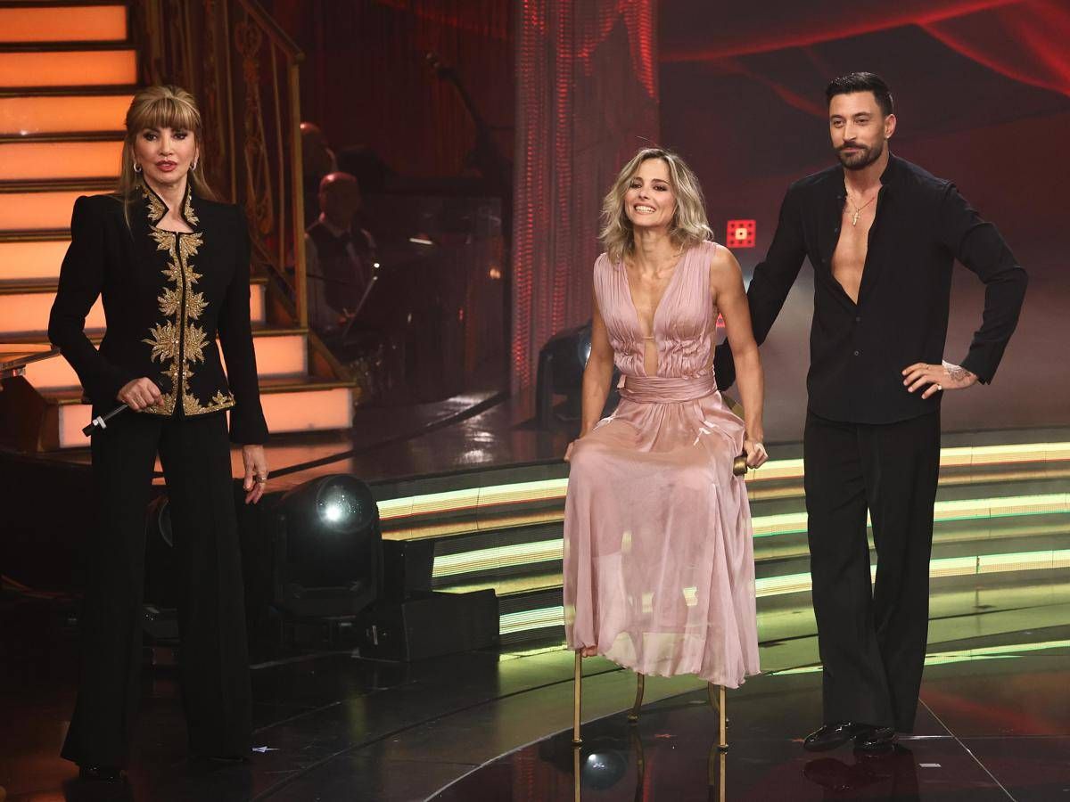 Ballando tabloid accusa Pernice ha toccato Fialdini. La difesa di Carolyn Smith