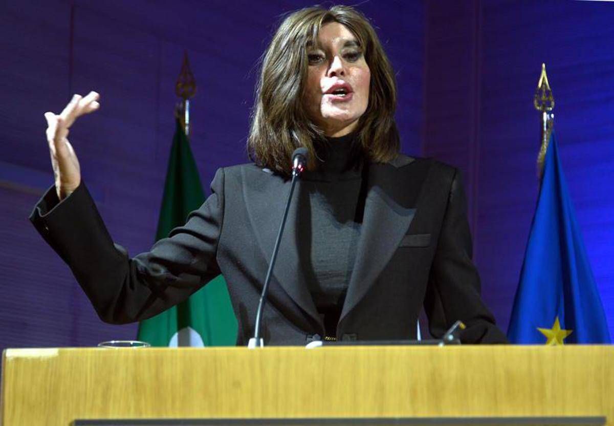 Bernini Lingua italiana filo doro che unisce ecosistema che rappresenta radici per il futuro