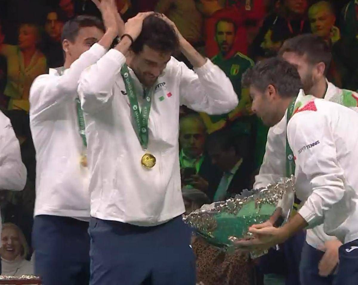 Bolelli alza la Coppa Davis ma. la rompe poi laggiusta