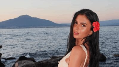 Bufera contro la tiktoker Camilla finge una disabilita per saltare la fila