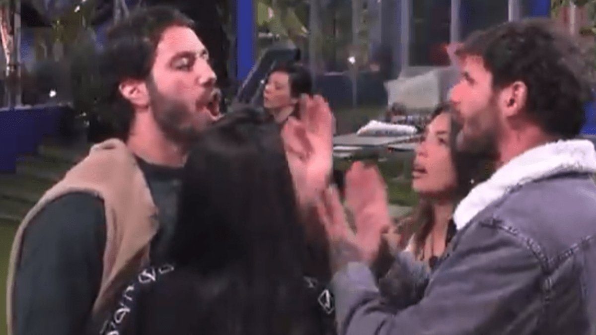 Caos al Grande Fratello Omer si abbassa i pantaloni e Jonas lo attacca