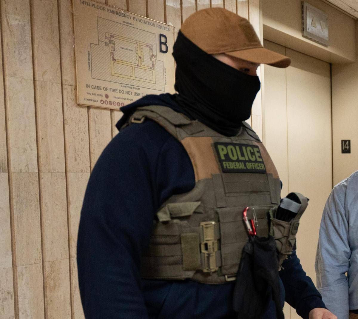 Chicago agenti armati allasilo Maestra e in arresto