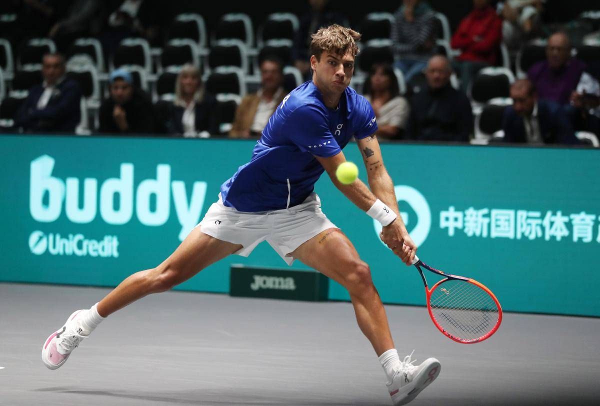 Cobolli colpisce nastro e impreca Munar lo riprende tensione in finale di Coppa Davis