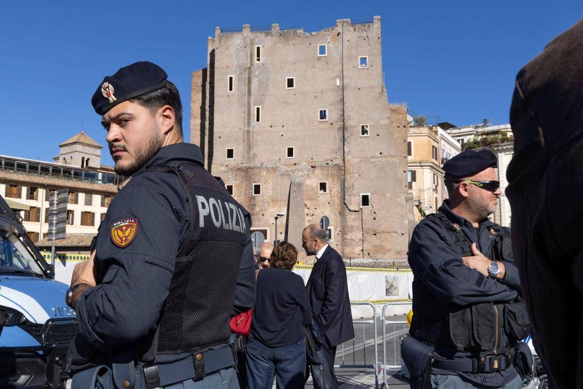 Crollo Torre dei Conti lutto cittadino oggi a Roma per operaio morto