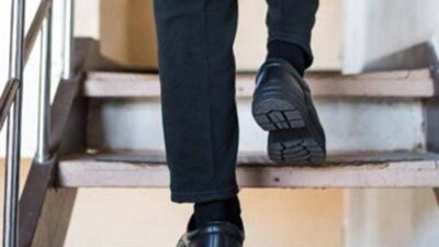 Due piani di scale ogni giorno lesercizio top per gli anziani e i benefici