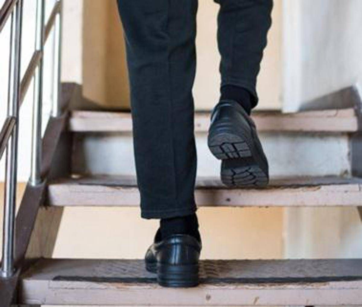 Due piani di scale ogni giorno lesercizio top per gli anziani e i benefici