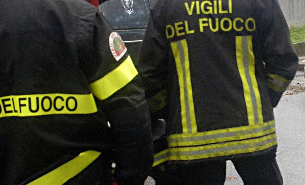 Elicottero precipita nel mantovano pilota morto nello schianto