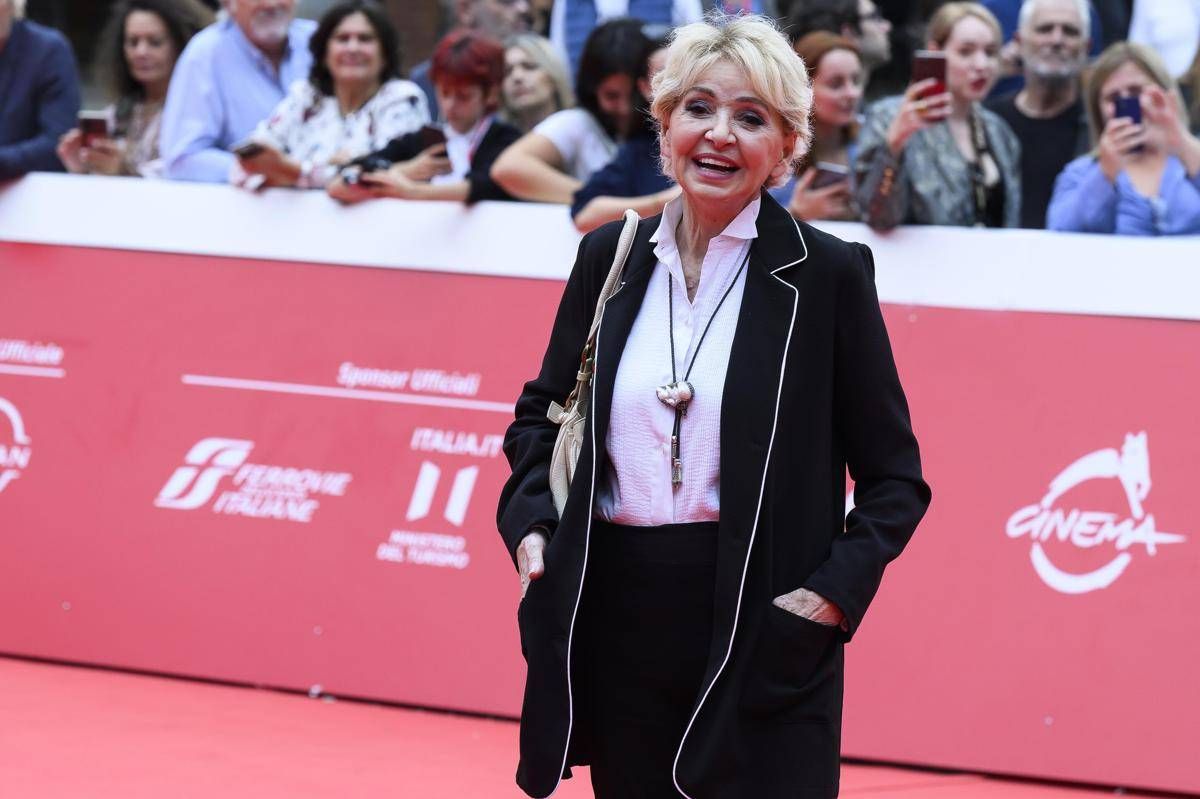 Enrica Bonaccorti spegne 76 candeline la festa a casa con gli amici