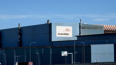 Ex Ilva continua la protesta a Genova operai hanno dormito in strada