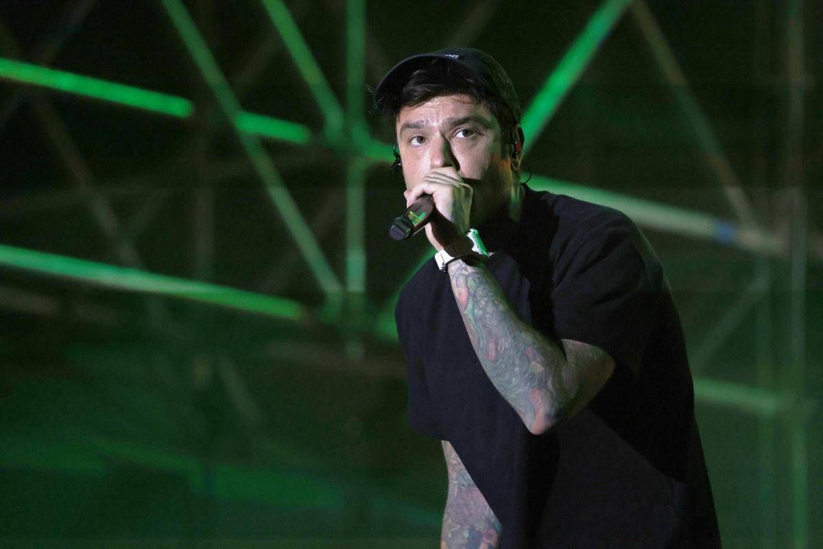 Fedez e Mr Marra denunciano in Procura Due finti poliziotti sono venuti a cercarci
