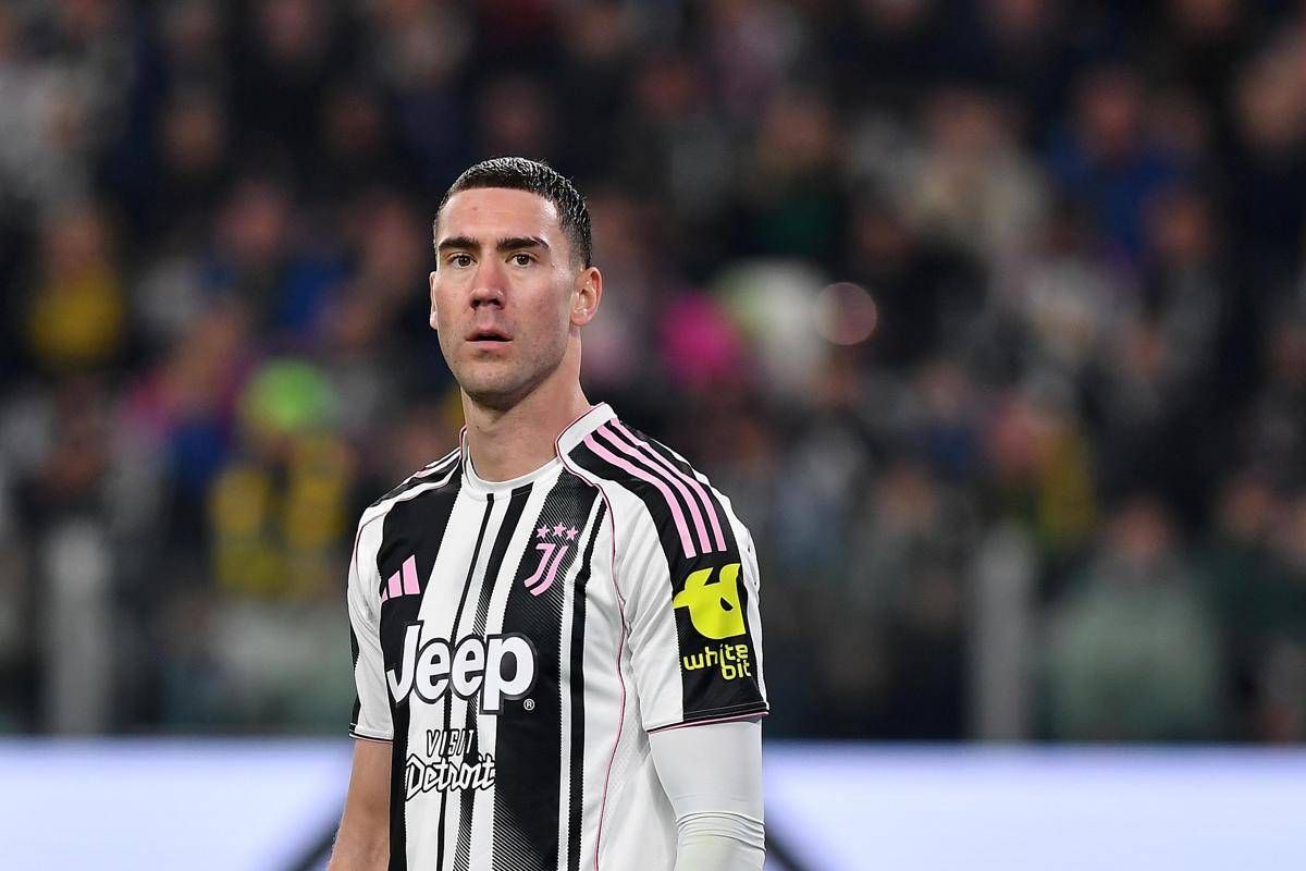 Fiorentina Juve cori razzisti contro Vlahovic e partita a rischio stop. Cose successo