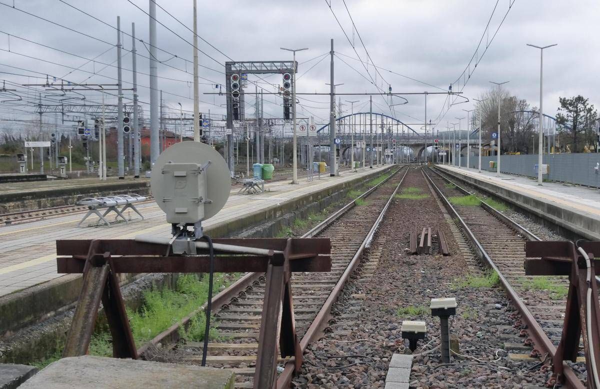 Firenze muore investito da un treno ritardi fino a due ore per lAlta Velocita