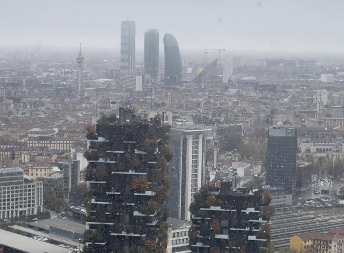 Freddo artico in Lombardia neve arrivata a Milano