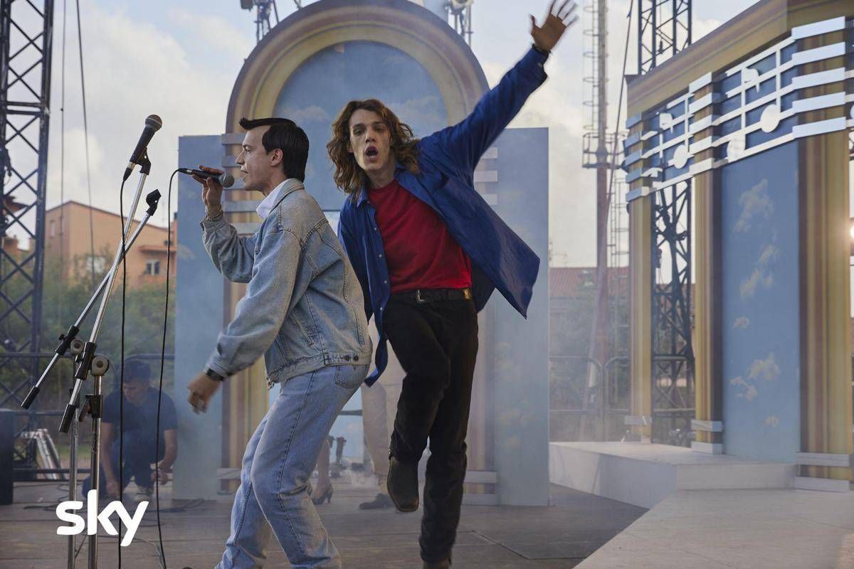 Hanno ucciso luomo ragno stasera la serie tv sugli 883 in chiaro