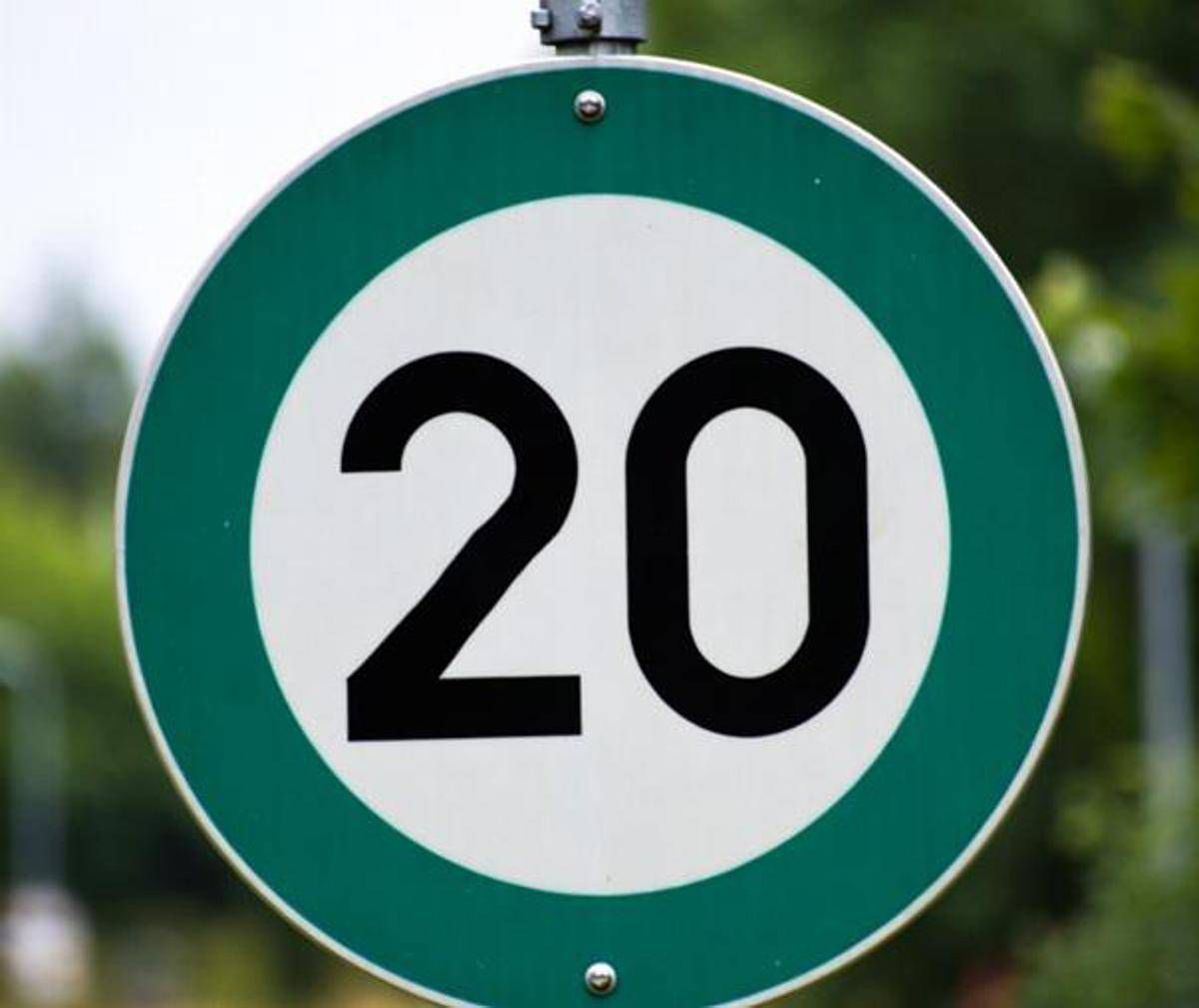 I segnali stradali verdi debuttano nel Regno Unito cosa significano i green signs