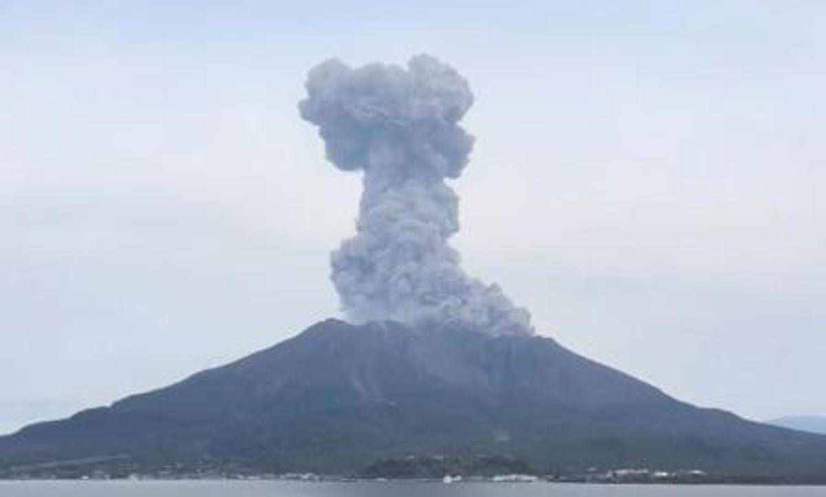 Il vulcano Sakurajima si risveglia alta colonna di cenere e fumo