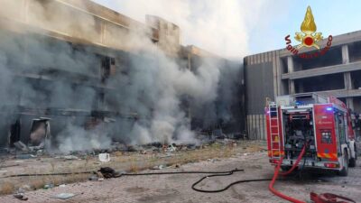 In fiamme edificio abbandonato a Tor Sapienza dentro persone che lo occupavano