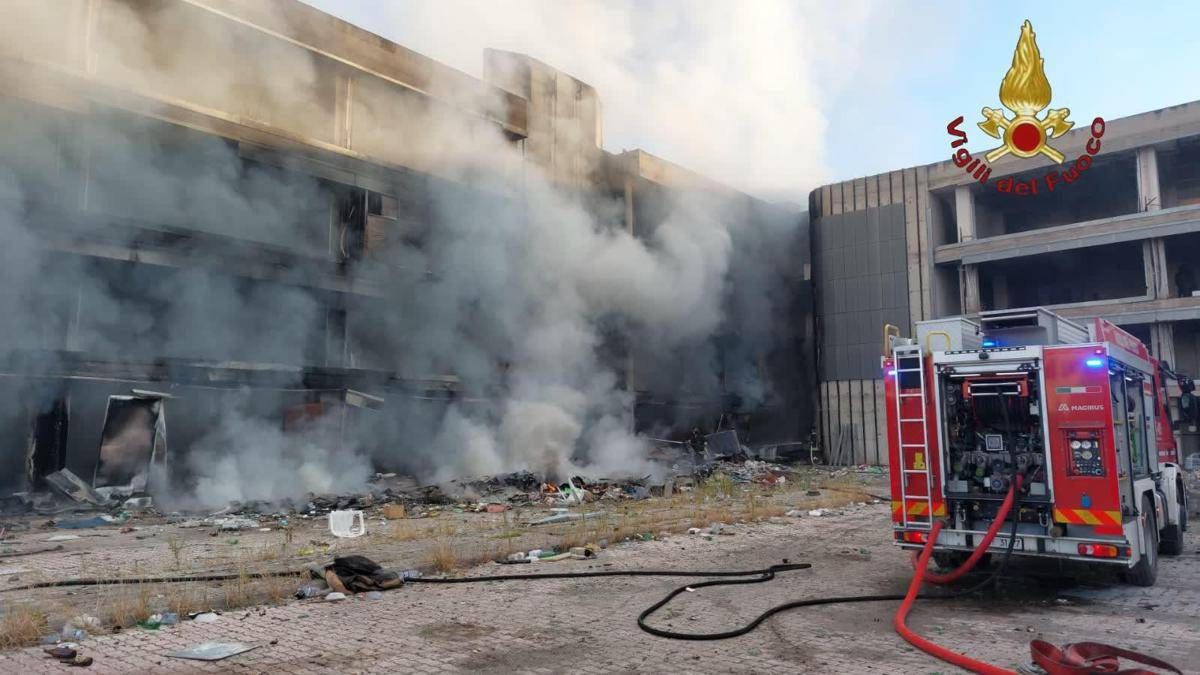 In fiamme edificio abbandonato a Tor Sapienza dentro persone che lo occupavano
