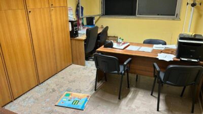 Incappucciati tirano bomba carta e imbrattano con svastiche scuola a Roma