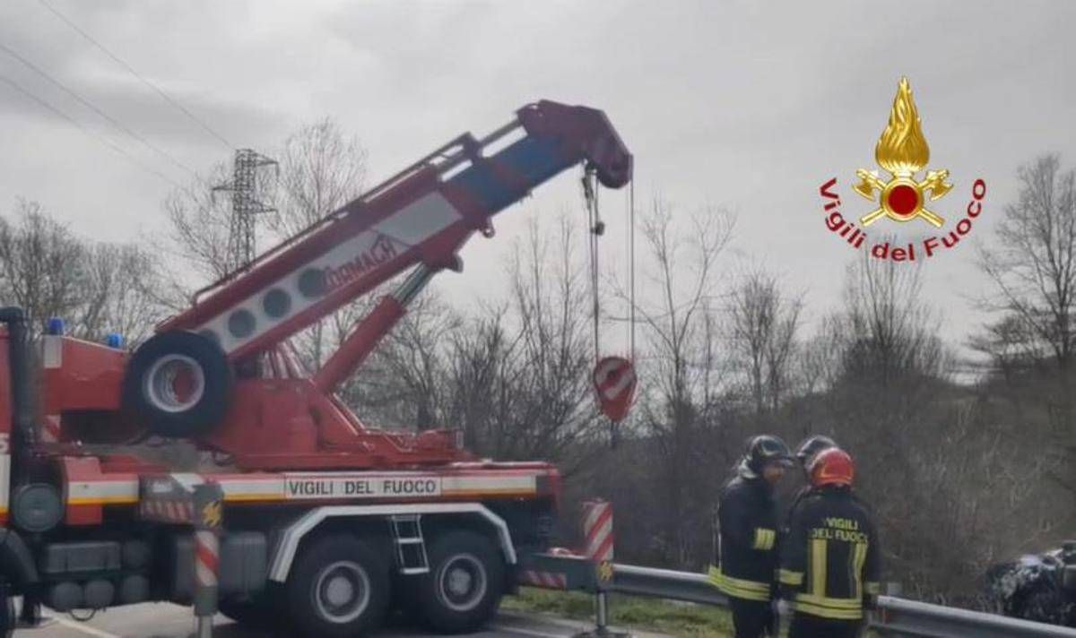 Incidente a Pordenone bus di studenti finisce in un fosso 3 feriti