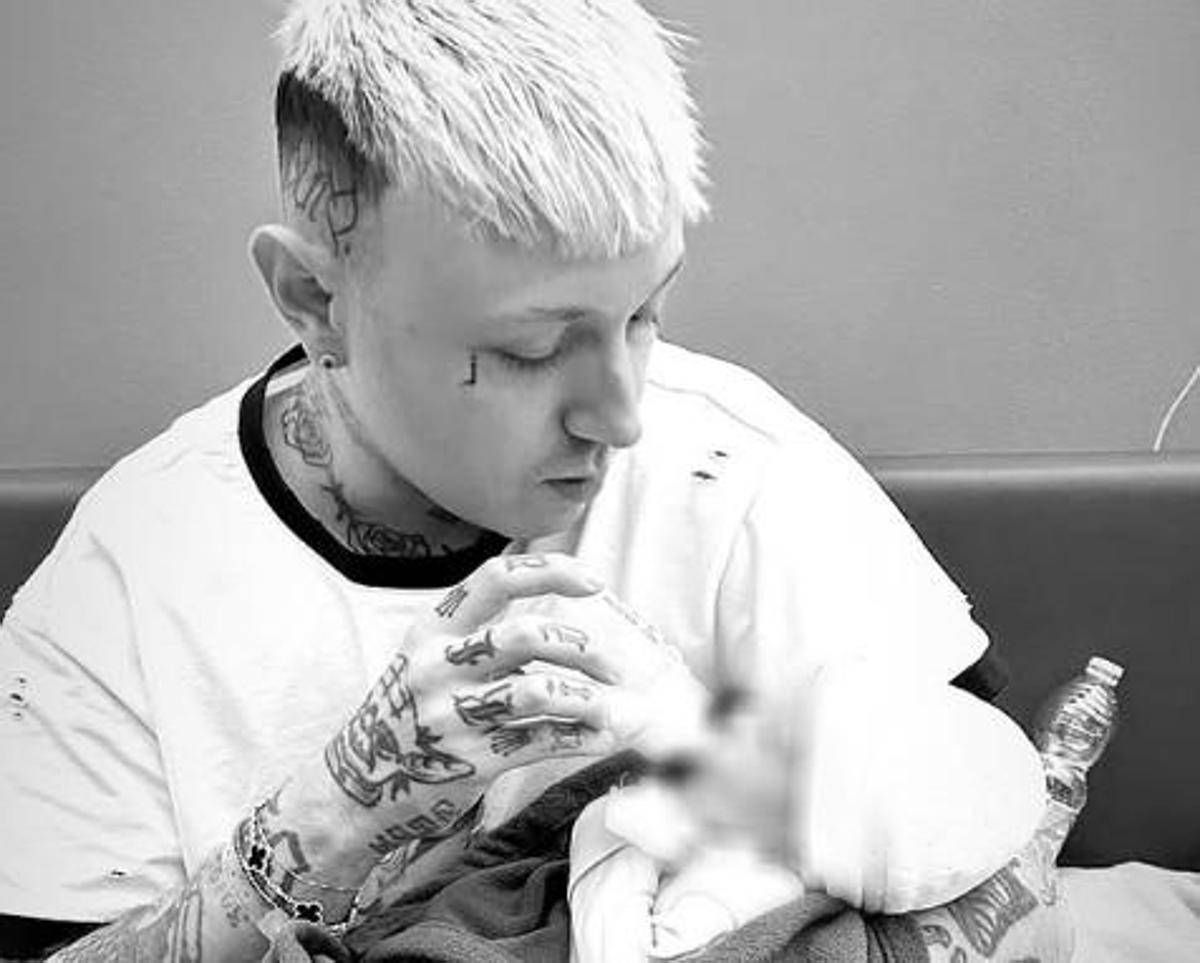 Lazza il figlio Noah compie un anno Il nanetto che mi ha cambiato la vita