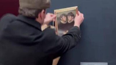 Louvre due tiktoker appendono il loro ritratto vicino alla Gioconda