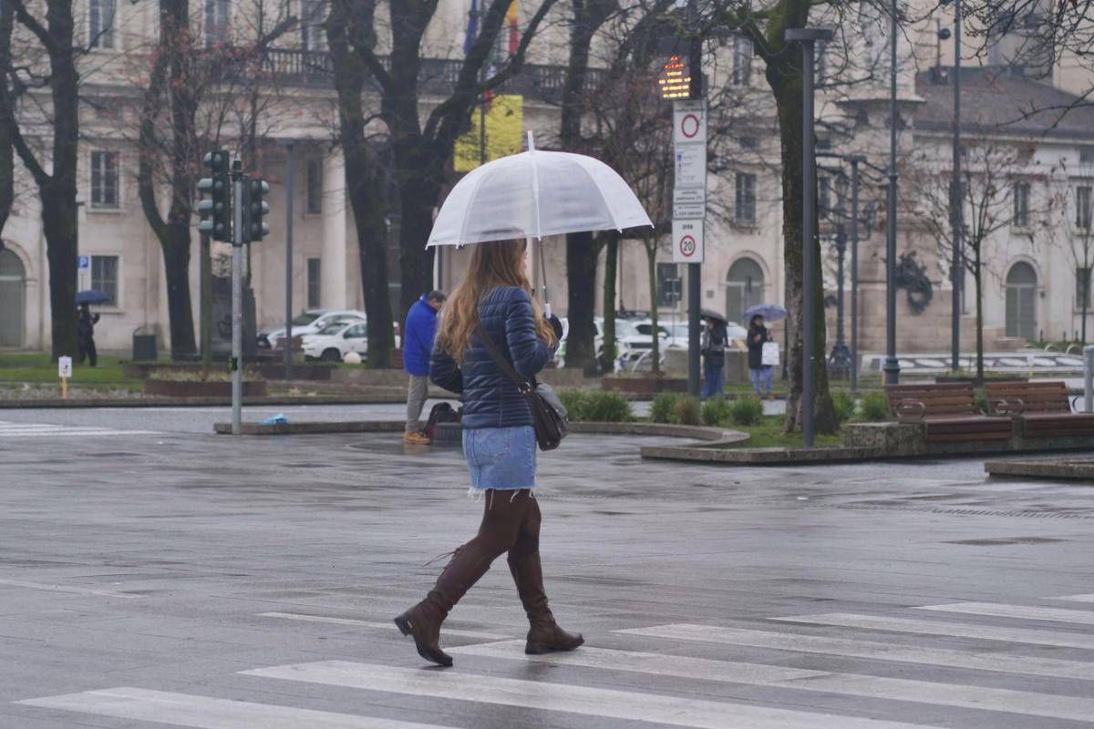 Maltempo temporali e vento forte su gran parte dellItalia. Neve in Valle dAosta