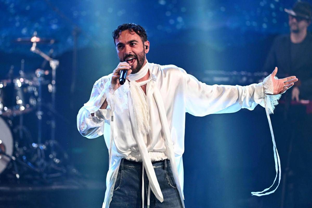 Marco Mengoni e la bimba di pochi mesi al concerto Tua mamma e una pazza