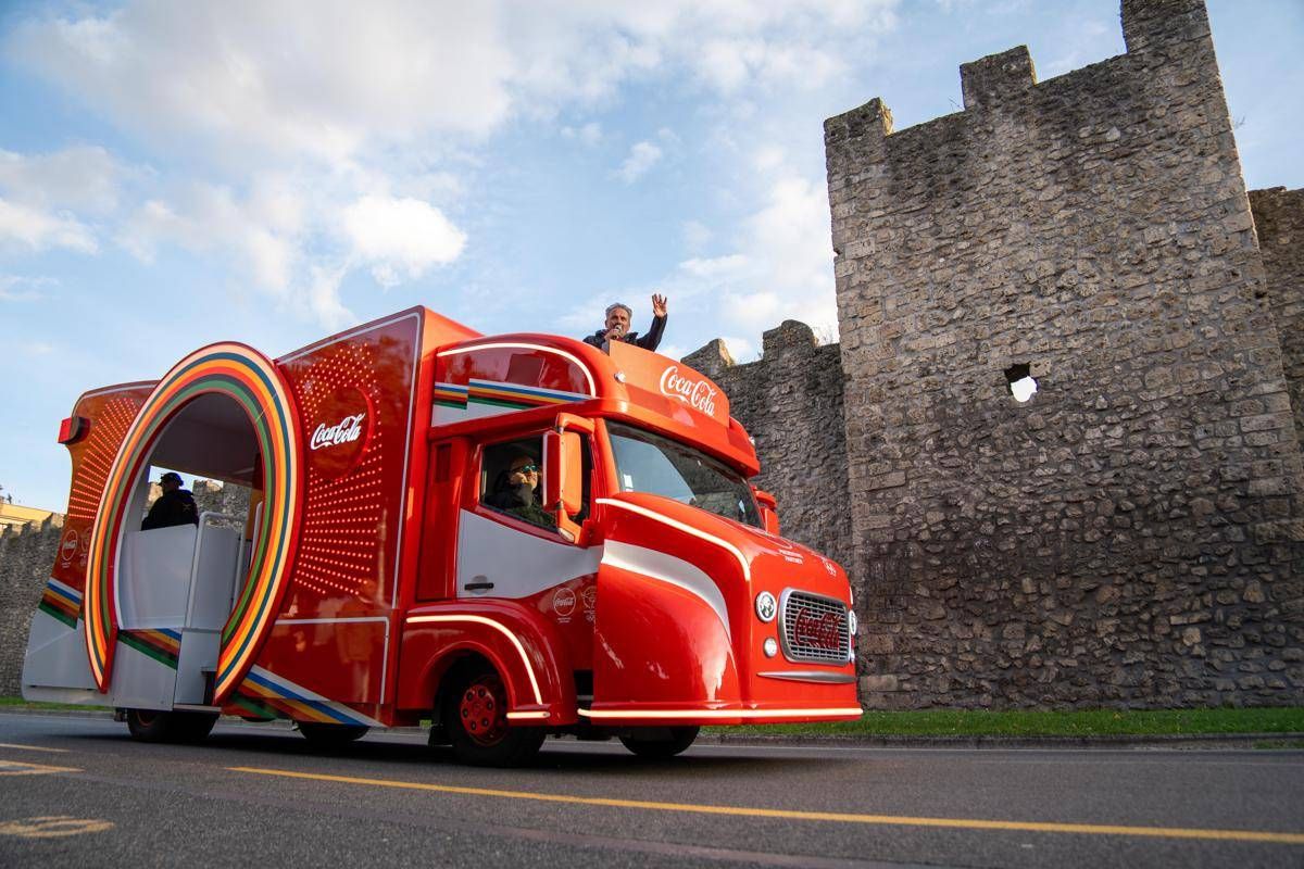 Milano Cortina con Coca Cola viaggio della fiamma olimpica percorso che celebra sport musica e condivisione