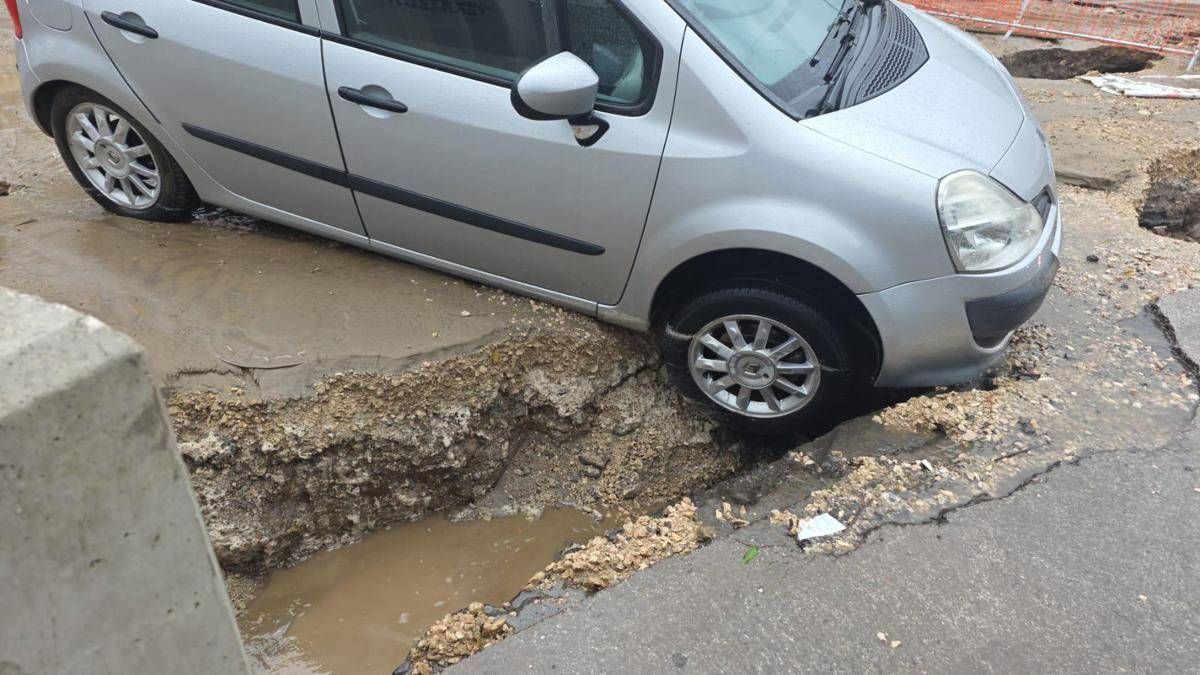Napoli si apre voragine in Via Appia coinvolte almeno 4 auto nel crollo