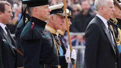 Non solo i titoli re Carlo togliera ad Andrea anche i cani della regina