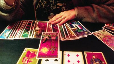 Oltre 3mila clienti dalla pandemia ma la cartomante prendeva il reddito di cittadinanza denunciata