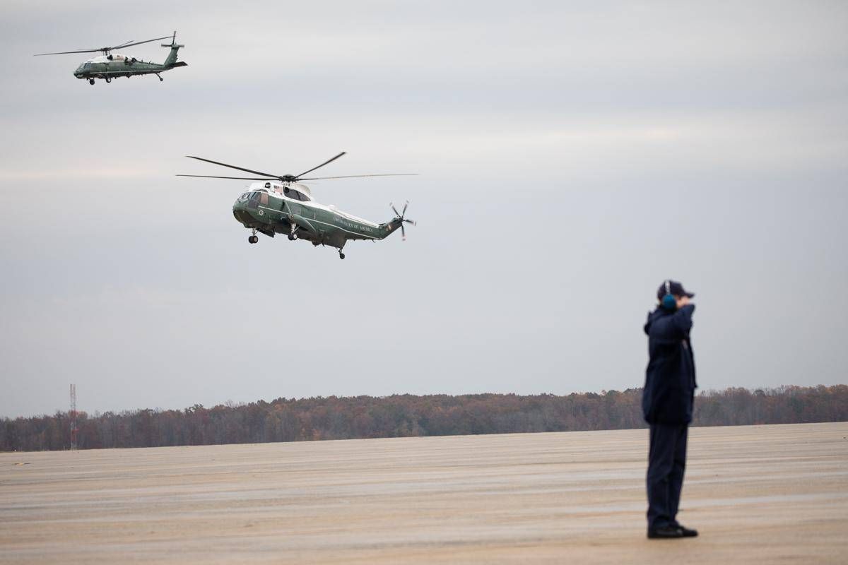 Pacco sospetto nella base dellAir Force One ricoveri ed edificio evacuato