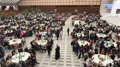 Papa a tavola coi poveri appello ai governi Ascoltate il loro grido