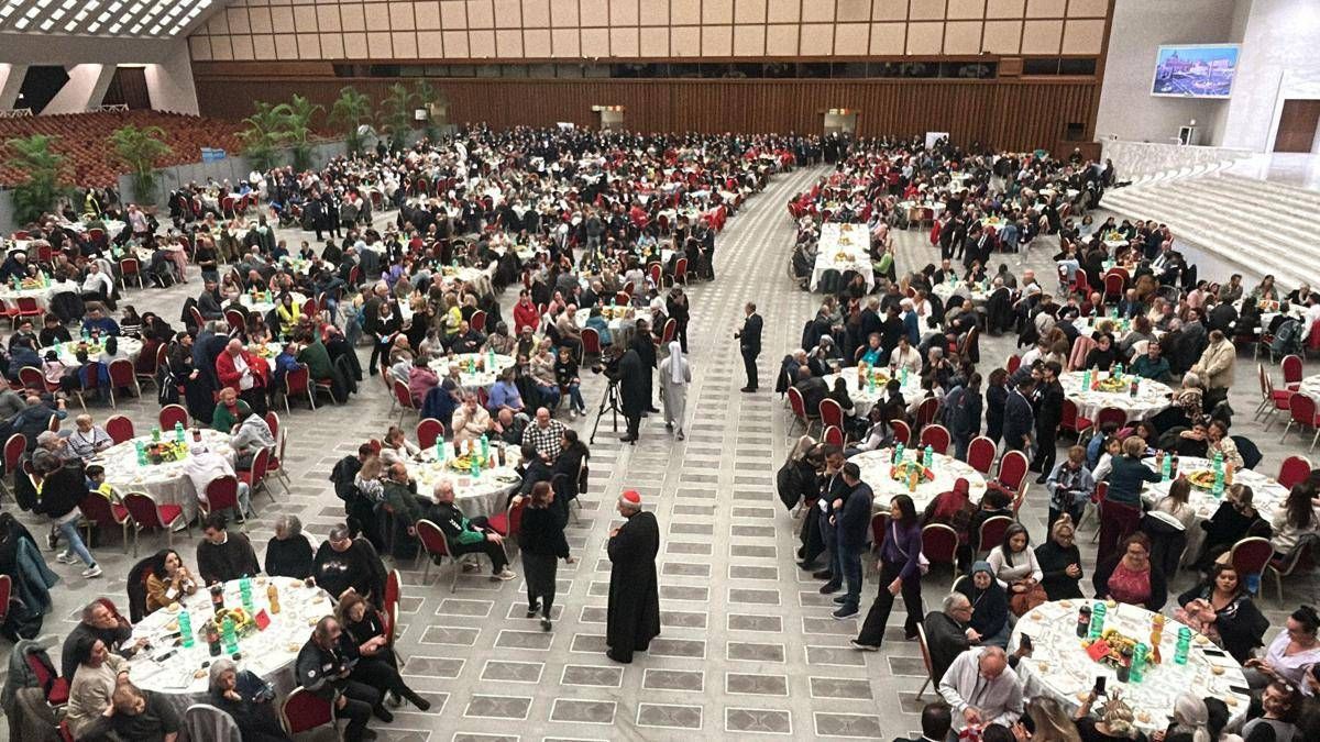 Papa a tavola coi poveri appello ai governi Ascoltate il loro grido