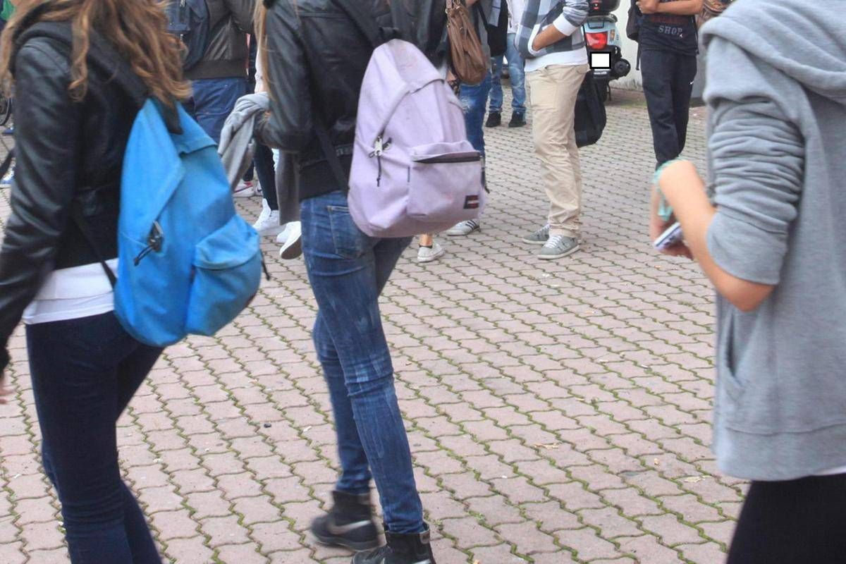 Pescara sostanza irritante spruzzata a scuola evacuato liceo studenti in pronto soccorso